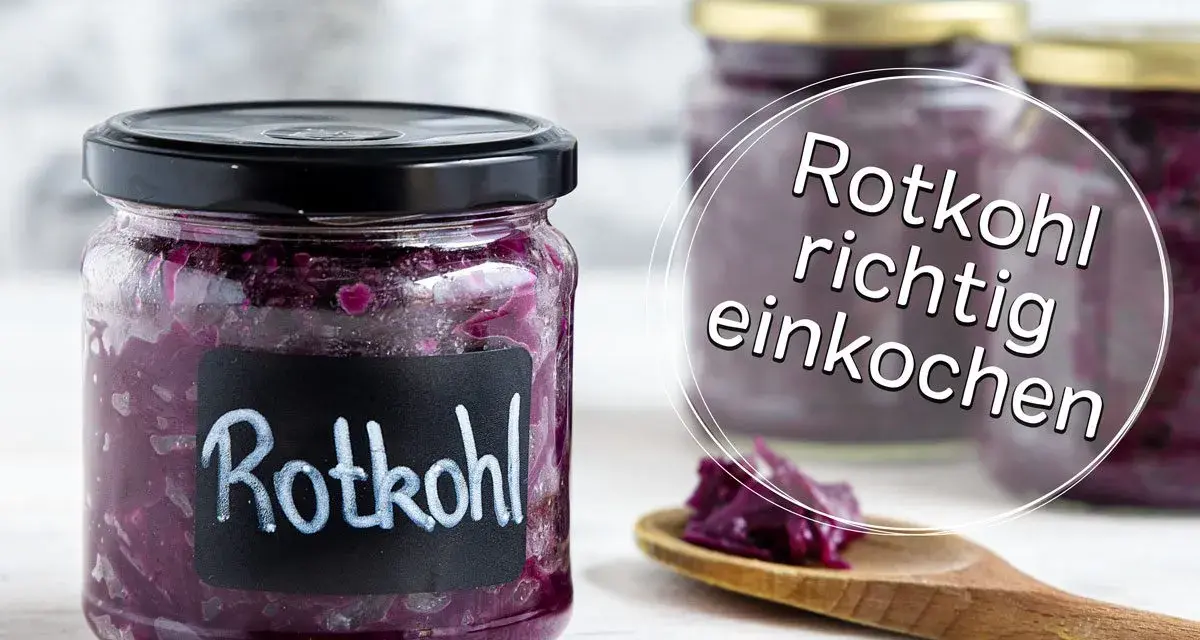 Gläser mit Rotkohl, bereit zum Rotkohl einkochen. Ein Löffel mit Rotkohl liegt daneben.