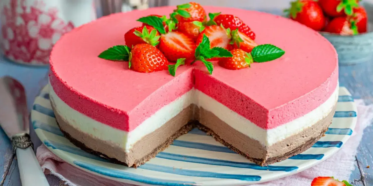 Dreischichtiger no bake kuchen mit Erdbeeren und Minze. Ein Traum aus Frucht, Creme und Schokolade, der keine Hitze braucht.