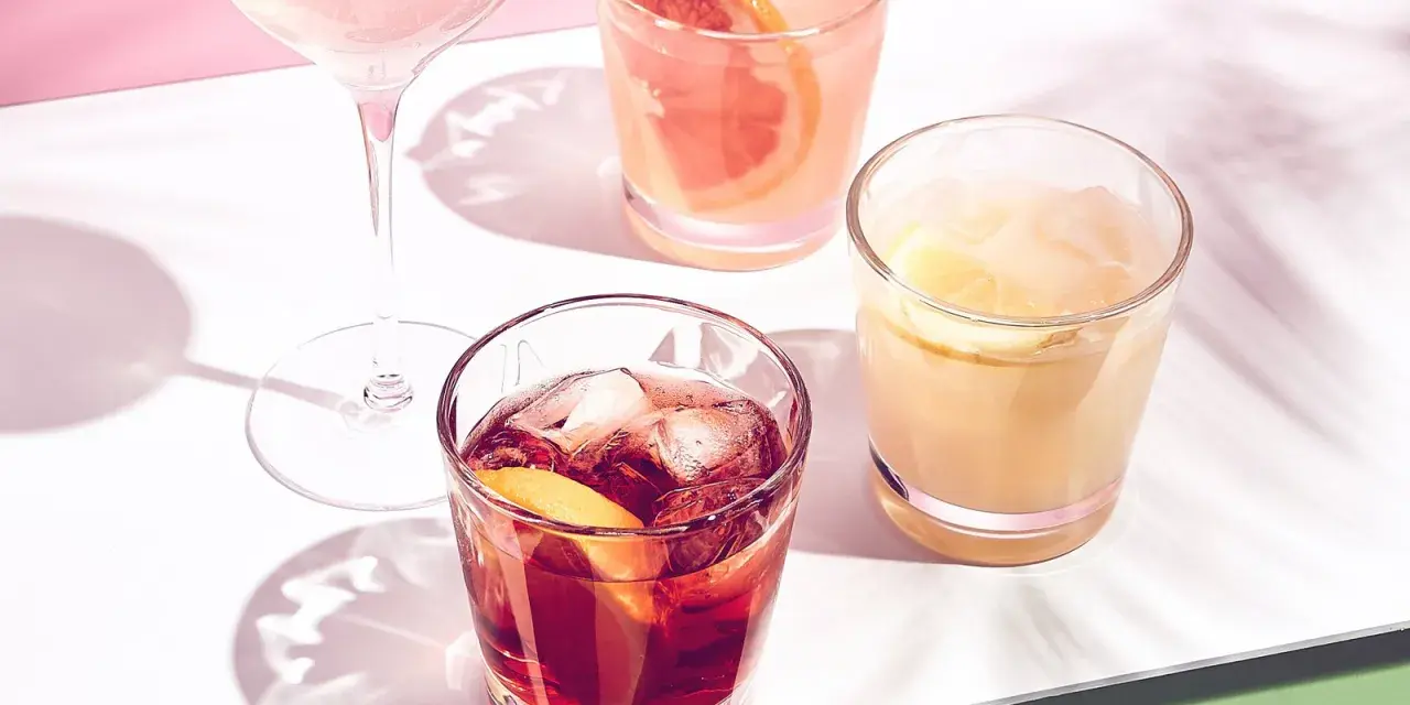 Erfrischende, einfache Cocktails mit Eis und Fruchtgarnitur. Perfekt für einen sonnigen Nachmittag.