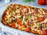 Ofengericht mit Tomaten, Oliven, Feta und Zwiebeln – perfekte partyrezepte aus dem ofen zum vorbereiten.