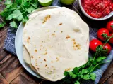 Frische Tortillas, perfekt zum wraps selber machen. Dazu Salsa, Kirschtomaten, Limetten und Koriander.