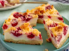 Saftiger Himbeer Streuselkuchen mit cremigem Käsekuchenbelag und knusprigen Streuseln. Ein Genuss für jeden Kaffeetisch.