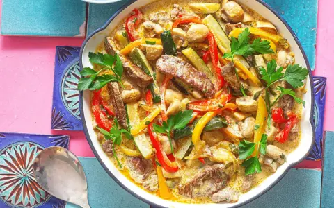 Herzhaftes Steakpfanne Rezept mit Zucchini, Paprika und Pilzen in cremiger Sauce, garniert mit Petersilie.