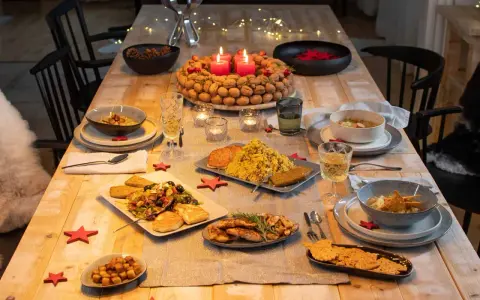 Festlich gedeckter Tisch mit vielen Speisen, Kerzen und Sternen. Perfekt, um das weihnachtsessen einen tag vorher vorbereiten zu können.
