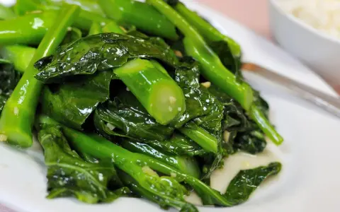 Gedünsteter Pak Choi mit Knoblauch, eine köstliche Beilage, die perfekt zu vielen Gerichten passt. Probieren Sie diese einfachen Pak Choi Rezepte!