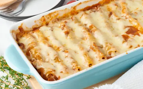 Überbackene Cannelloni mit geschmolzenem Käse in einer blauen Auflaufform, ein köstliches Cannelloni Rezept.
