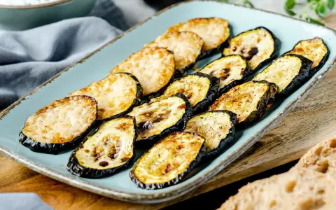 Gegrillte Zucchinischeiben mit Käse, ein schnelles Backofen-Rezept. Perfekt als Beilage oder leichtes Hauptgericht.