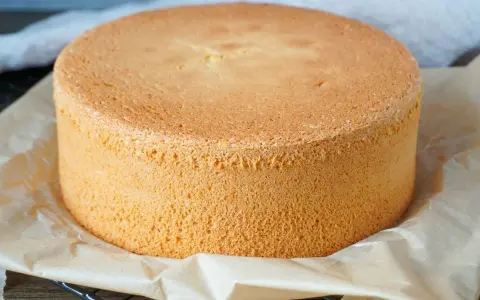 Perfekter Biskuitboden, ideal für jedes biskuitboden rezept. Locker und goldbraun gebacken, wartet er darauf, verziert zu werden.