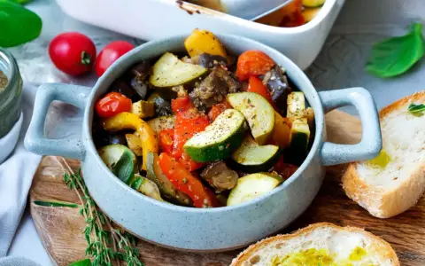 Herzhaftes Ratatouille mit Zucchini, Aubergine und Paprika, serviert in einer Schüssel mit Brot. Perfekt für Ratatouille Rezepte.