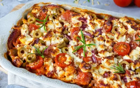 Ofengericht mit Tomaten, Oliven, Feta und Zwiebeln – perfekte partyrezepte aus dem ofen zum vorbereiten.
