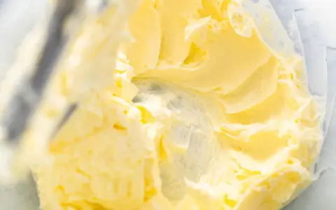 Cremige Buttercreme mit Pudding, perfekt für Kuchenfüllungen und Dekorationen.