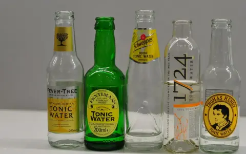 Fünf Flaschen Tonic Water: Fever-Tree, Fentimans, Schweppes, 1724 und Thomas Henry. Sie zeigen, nach was Tonic Water schmeckt: herb-bitter, erfrischend, mit Zitrus- und Kräuternoten.