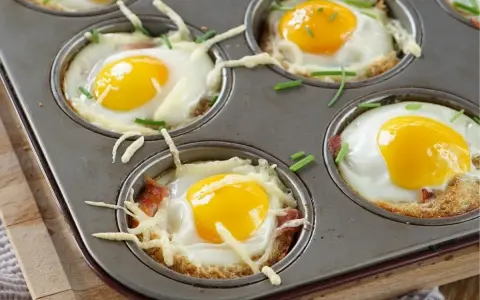 Leckere Osterbrunch Ideen: Gebackene Eier in Muffinform mit Speck, Käse und Schnittlauch.