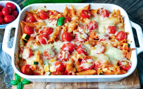 Ein köstlicher, überbackener Auflauf vegetarisch mit Penne, Kirschtomaten und geschmolzenem Käse.