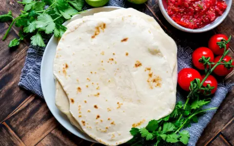 Frische Tortillas, perfekt zum wraps selber machen. Dazu Salsa, Kirschtomaten, Limetten und Koriander.