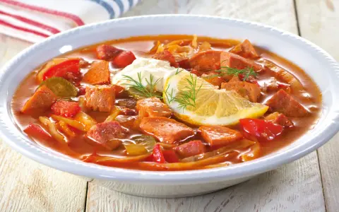 Herzhafte Soljanka mit Wurst, Gemüse und einem Klecks Sahne. Ein tolles Soljanka Rezept für kalte Tage.