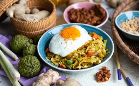 Bami Goreng mit Spiegelei, Ingwer, Kaffirlimetten und Zitronengras. Ein Fest für die Sinne!