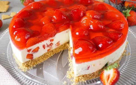 Saftige Erdbeertorte mit Frischkäsefüllung und rotem Tortenguss. Ein Traum für alle, die beste Torten Rezepte lieben!