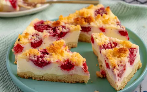 Saftiger Himbeer Streuselkuchen mit cremigem Käsekuchenbelag und knusprigen Streuseln. Ein Genuss für jeden Kaffeetisch.
