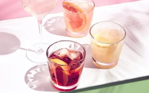 Erfrischende, einfache Cocktails mit Eis und Fruchtgarnitur. Perfekt für einen sonnigen Nachmittag.