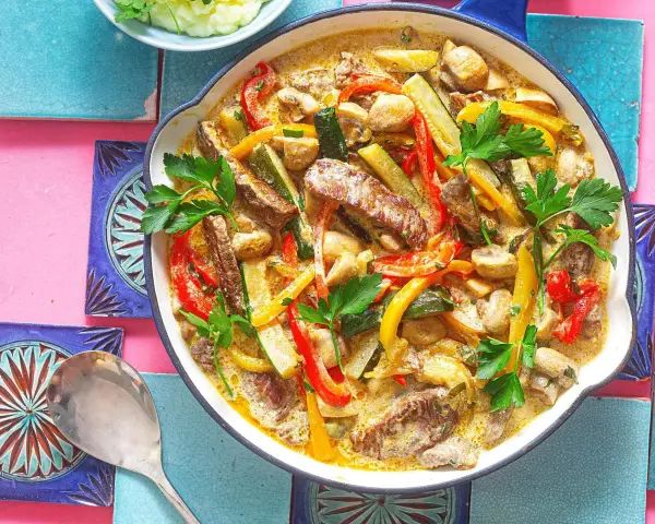 Herzhaftes Steakpfanne Rezept mit Zucchini, Paprika und Pilzen in cremiger Sauce, garniert mit Petersilie.