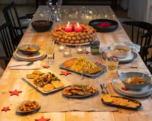 Festlich gedeckter Tisch mit vielen Speisen, Kerzen und Sternen. Perfekt, um das weihnachtsessen einen tag vorher vorbereiten zu können.