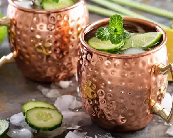Erfrischender London Mule mit Gurke und Minze im Kupferbecher. Ein tolles Rezept für heiße Tage.