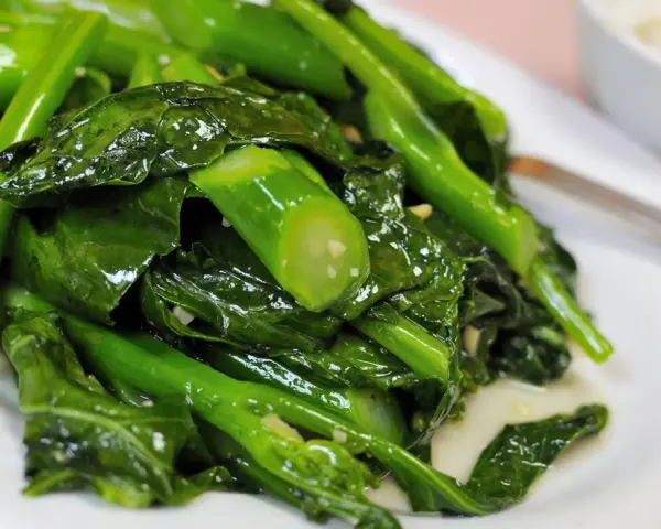 Gedünsteter Pak Choi mit Knoblauch, eine köstliche Beilage, die perfekt zu vielen Gerichten passt. Probieren Sie diese einfachen Pak Choi Rezepte!