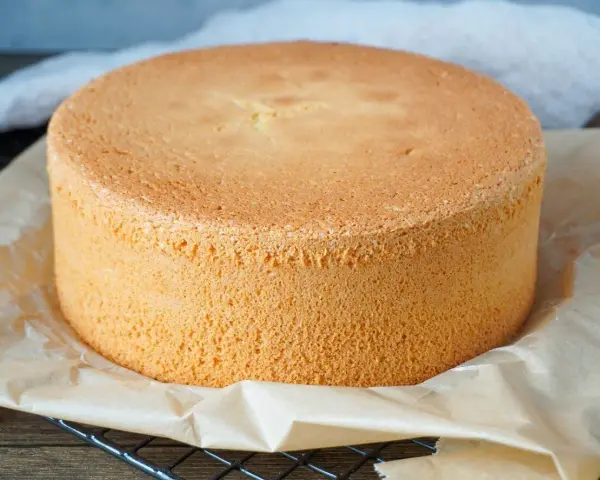 Perfekter Biskuitboden, ideal für jedes biskuitboden rezept. Locker und goldbraun gebacken, wartet er darauf, verziert zu werden.