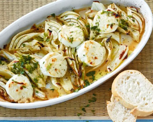Überbackener Fenchel mit Ziegenkäse, ein köstliches Fenchel Rezept, garniert mit Petersilie und serviert mit Brot.