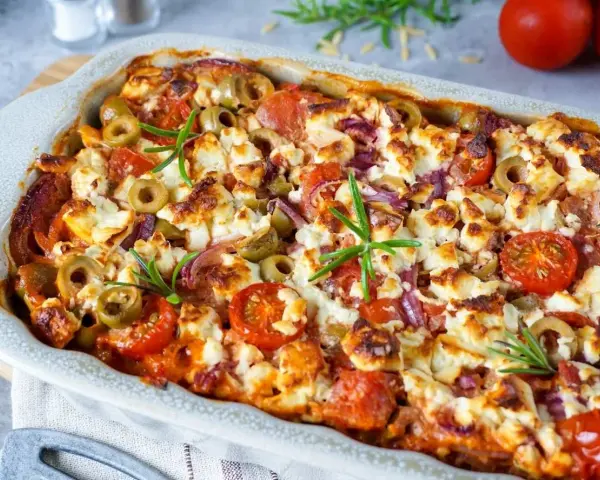 Ofengericht mit Tomaten, Oliven, Feta und Zwiebeln – perfekte partyrezepte aus dem ofen zum vorbereiten.
