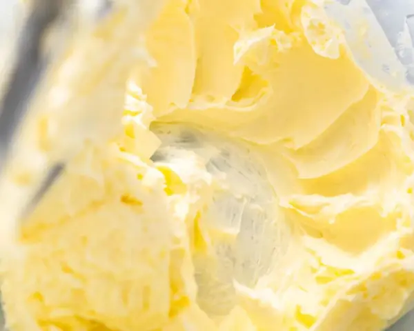 Cremige Buttercreme mit Pudding, perfekt für Kuchenfüllungen und Dekorationen.