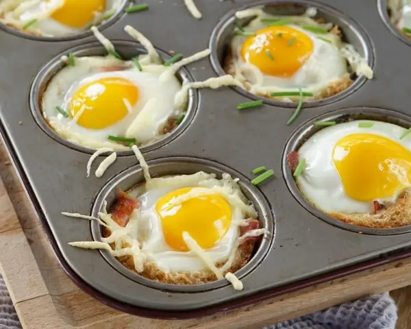 Leckere Osterbrunch Ideen: Gebackene Eier in Muffinform mit Speck, Käse und Schnittlauch.