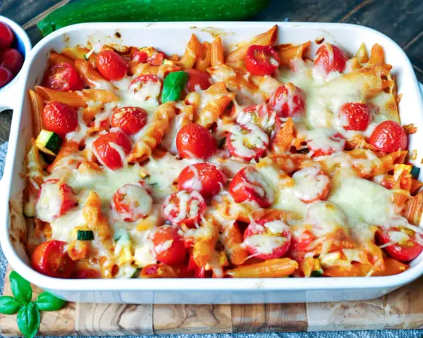 Ein köstlicher, überbackener Auflauf vegetarisch mit Penne, Kirschtomaten und geschmolzenem Käse.