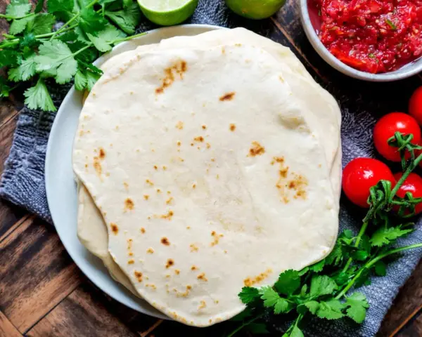 Frische Tortillas, perfekt zum wraps selber machen. Dazu Salsa, Kirschtomaten, Limetten und Koriander.