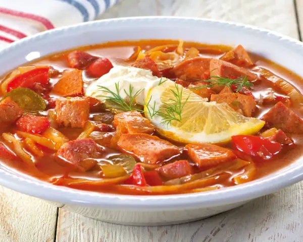 Herzhafte Soljanka mit Wurst, Gemüse und einem Klecks Sahne. Ein tolles Soljanka Rezept für kalte Tage.