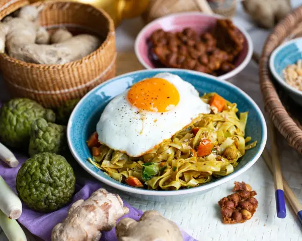 Bami Goreng mit Spiegelei, Ingwer, Kaffirlimetten und Zitronengras. Ein Fest für die Sinne!