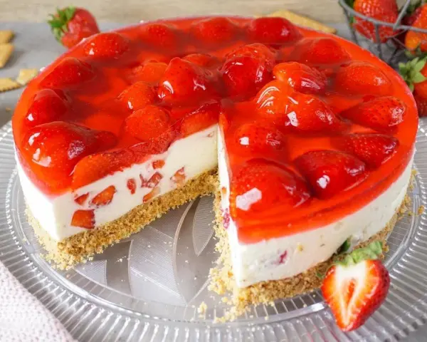 Saftige Erdbeertorte mit Frischkäsefüllung und rotem Tortenguss. Ein Traum für alle, die beste Torten Rezepte lieben!