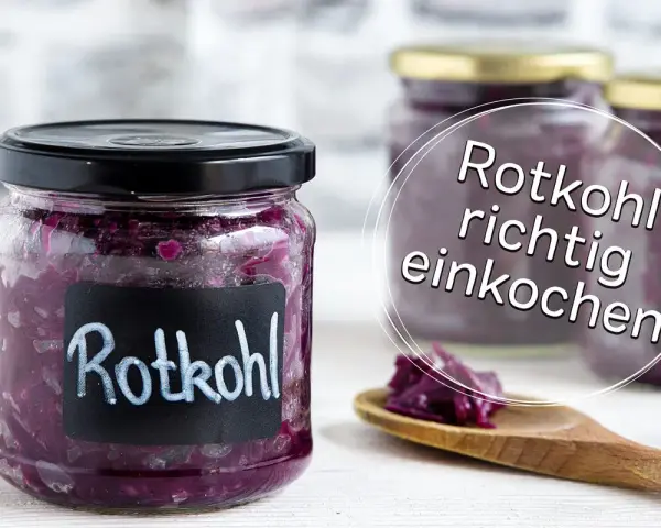 Gläser mit Rotkohl, bereit zum Rotkohl einkochen. Ein Löffel mit Rotkohl liegt daneben.
