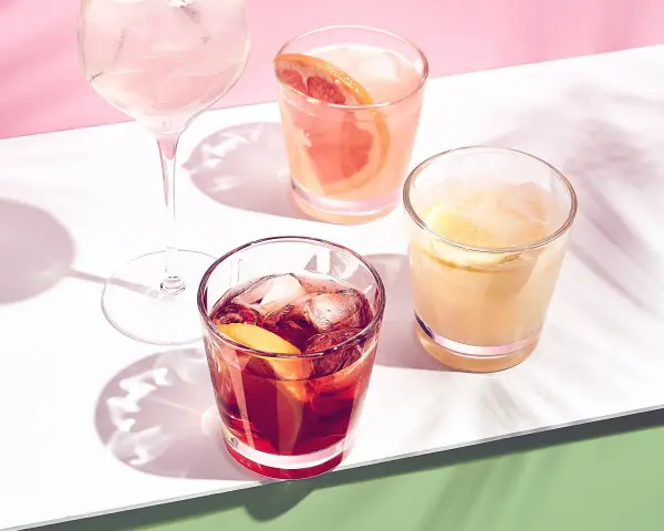 Erfrischende, einfache Cocktails mit Eis und Fruchtgarnitur. Perfekt für einen sonnigen Nachmittag.