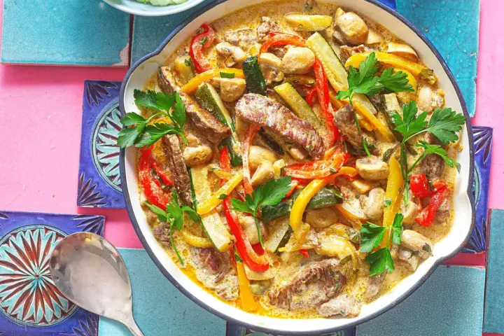Herzhaftes Steakpfanne Rezept mit Zucchini, Paprika und Pilzen in cremiger Sauce, garniert mit Petersilie.