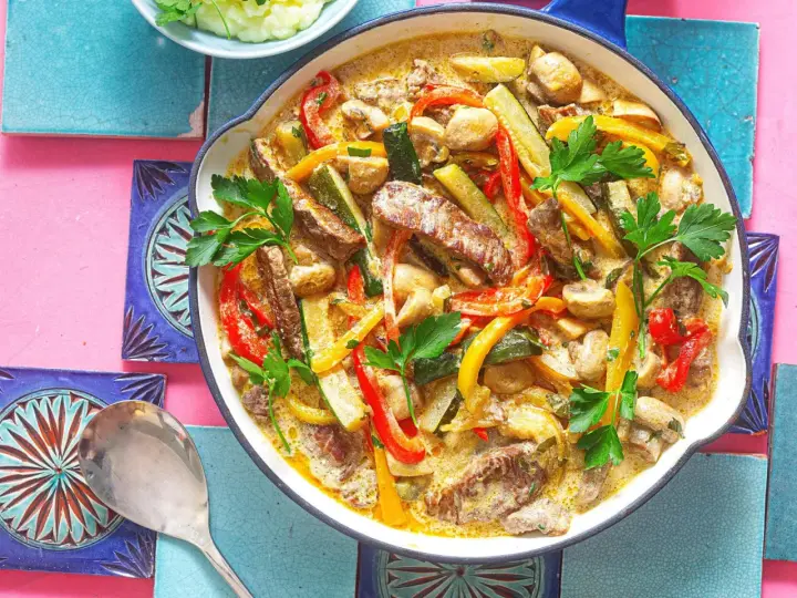Herzhaftes Steakpfanne Rezept mit Zucchini, Paprika und Pilzen in cremiger Sauce, garniert mit Petersilie.