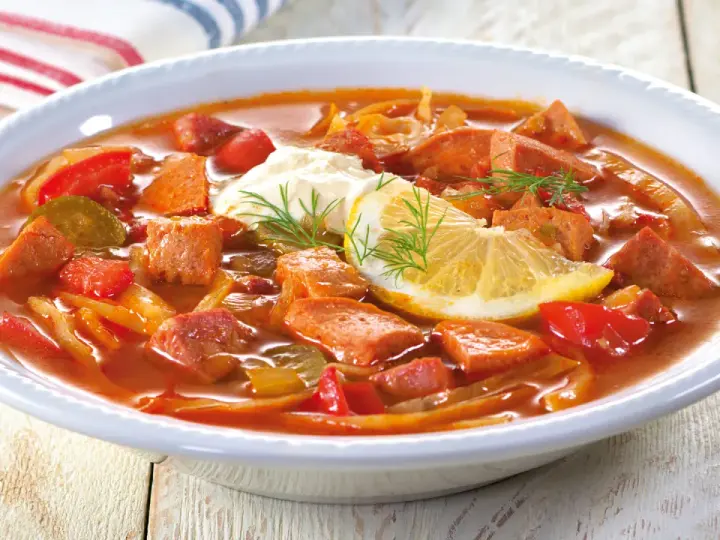 Herzhafte Soljanka mit Wurst, Gemüse und einem Klecks Sahne. Ein tolles Soljanka Rezept für kalte Tage.