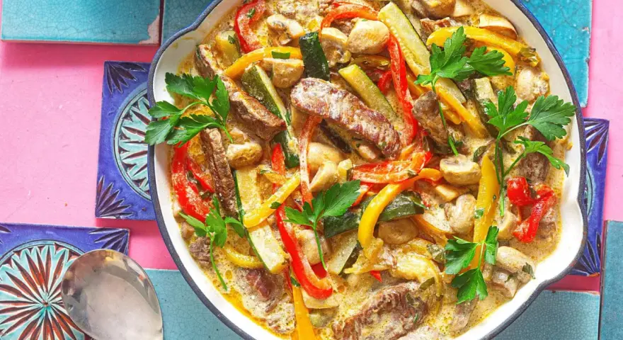 Herzhaftes Steakpfanne Rezept mit Zucchini, Paprika und Pilzen in cremiger Sauce, garniert mit Petersilie.