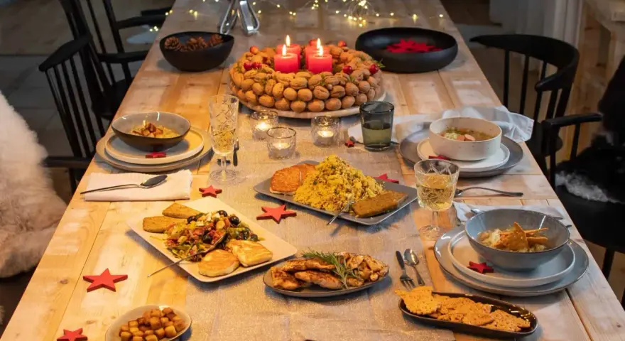 Festlich gedeckter Tisch mit vielen Speisen, Kerzen und Sternen. Perfekt, um das weihnachtsessen einen tag vorher vorbereiten zu können.