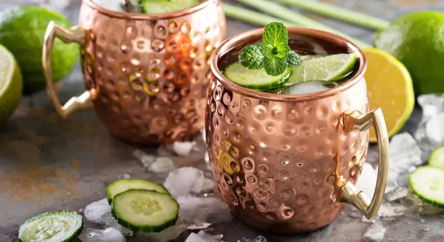 Erfrischender London Mule mit Gurke und Minze im Kupferbecher. Ein tolles Rezept für heiße Tage.