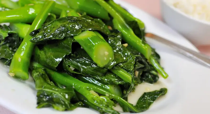Gedünsteter Pak Choi mit Knoblauch, eine köstliche Beilage, die perfekt zu vielen Gerichten passt. Probieren Sie diese einfachen Pak Choi Rezepte!
