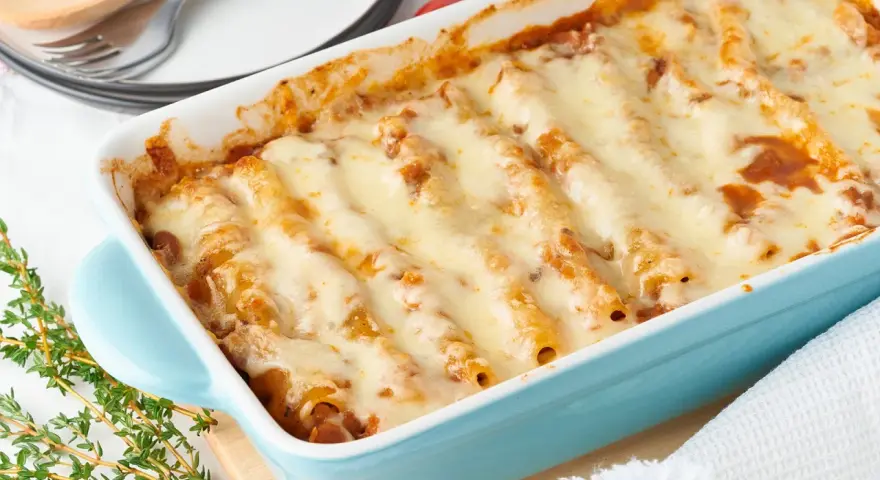 Überbackene Cannelloni mit geschmolzenem Käse in einer blauen Auflaufform, ein köstliches Cannelloni Rezept.