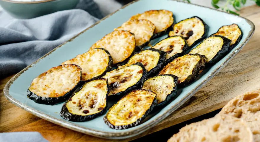 Gegrillte Zucchinischeiben mit Käse, ein schnelles Backofen-Rezept. Perfekt als Beilage oder leichtes Hauptgericht.