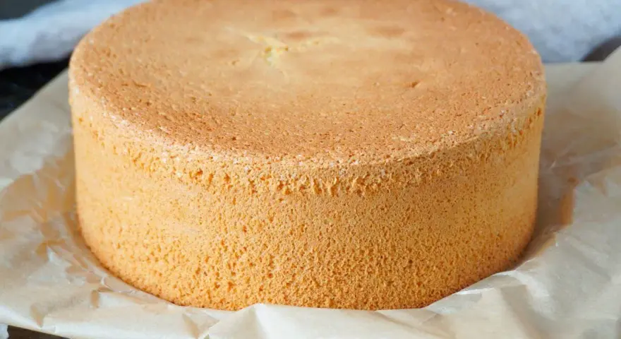 Perfekter Biskuitboden, ideal für jedes biskuitboden rezept. Locker und goldbraun gebacken, wartet er darauf, verziert zu werden.